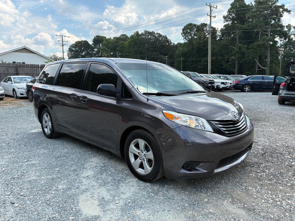 2013 Toyota Sienna Image 4