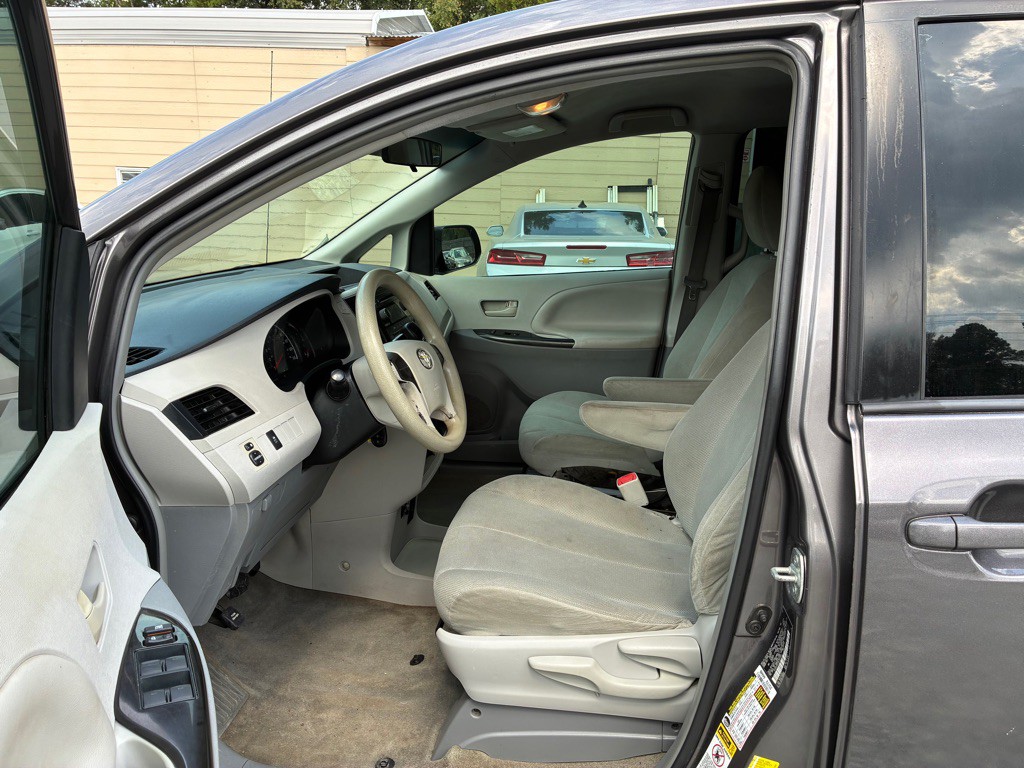 2013 Toyota Sienna Image 7