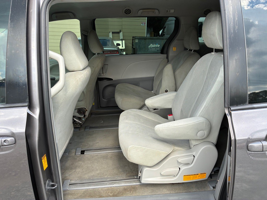 2013 Toyota Sienna Image 9