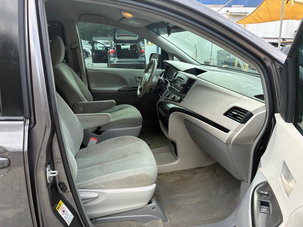 2013 Toyota Sienna Image 10