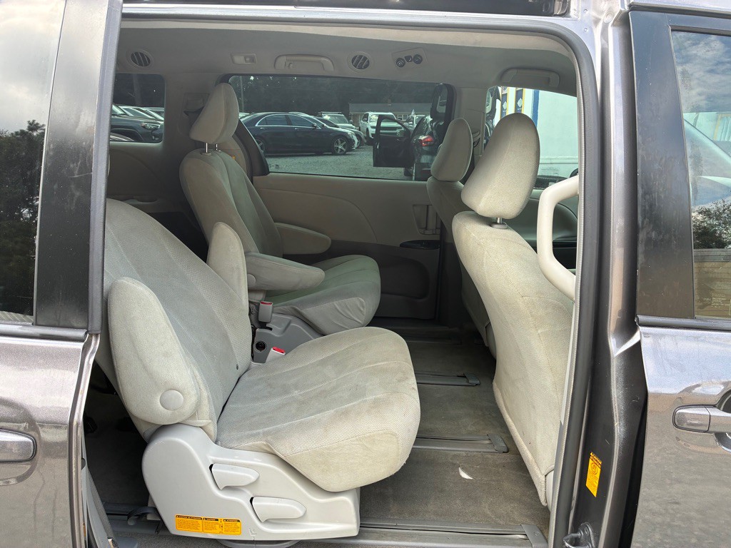 2013 Toyota Sienna Image 11