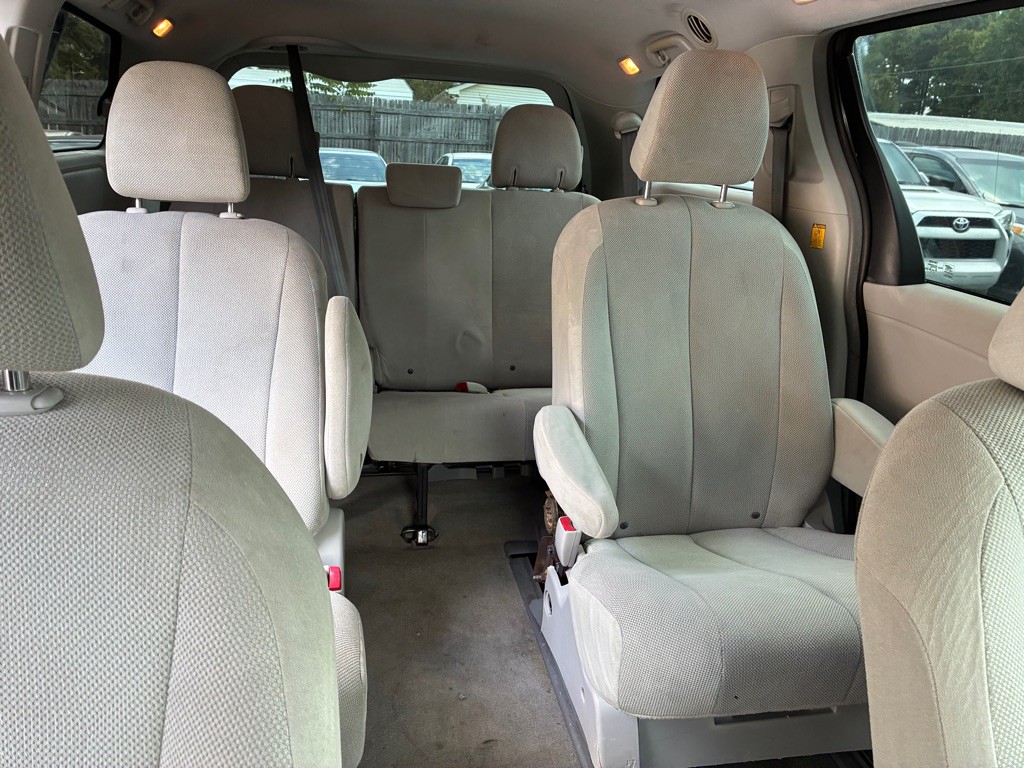 2013 Toyota Sienna Image 12