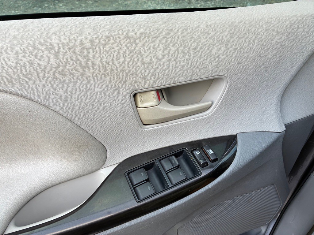 2013 Toyota Sienna Image 13