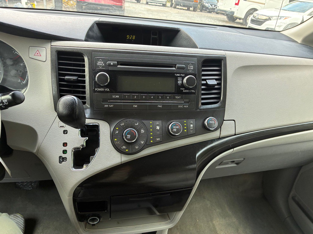 2013 Toyota Sienna Image 16