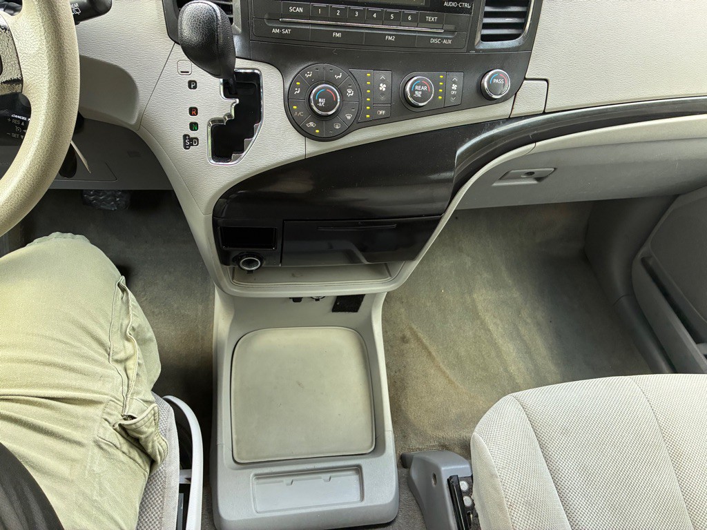 2013 Toyota Sienna Image 17
