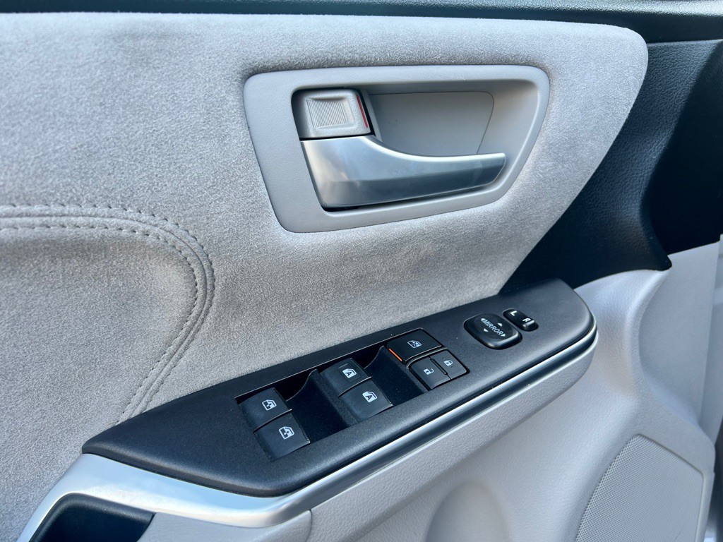 2015 Toyota Camry Image 24