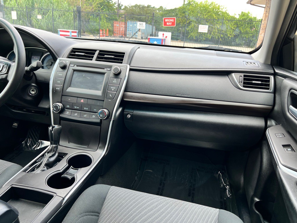 2017 Toyota Camry Image 11