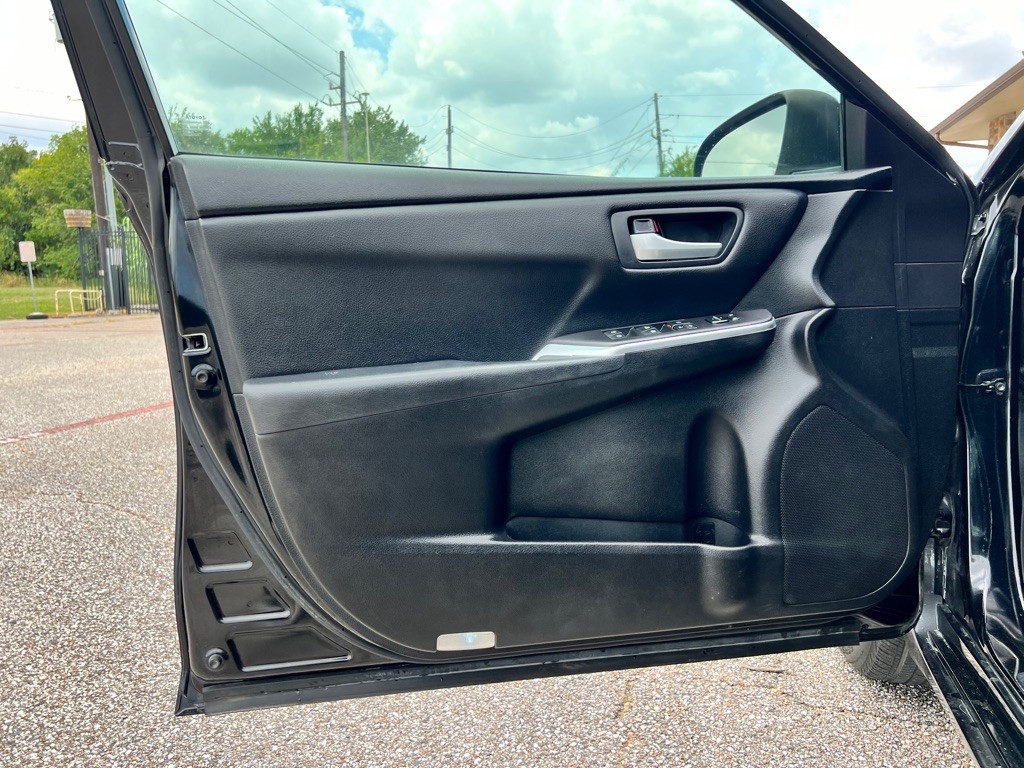 2017 Toyota Camry Image 17