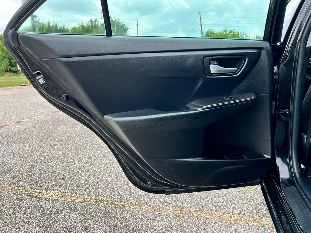 2017 Toyota Camry Image 18
