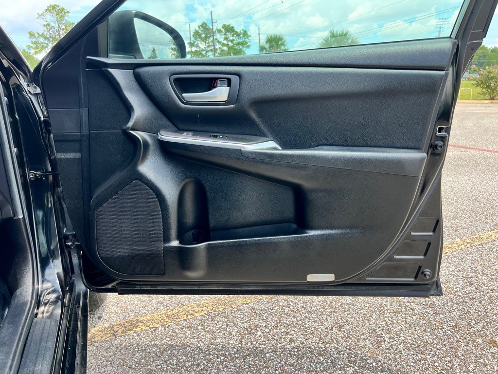 2017 Toyota Camry Image 19