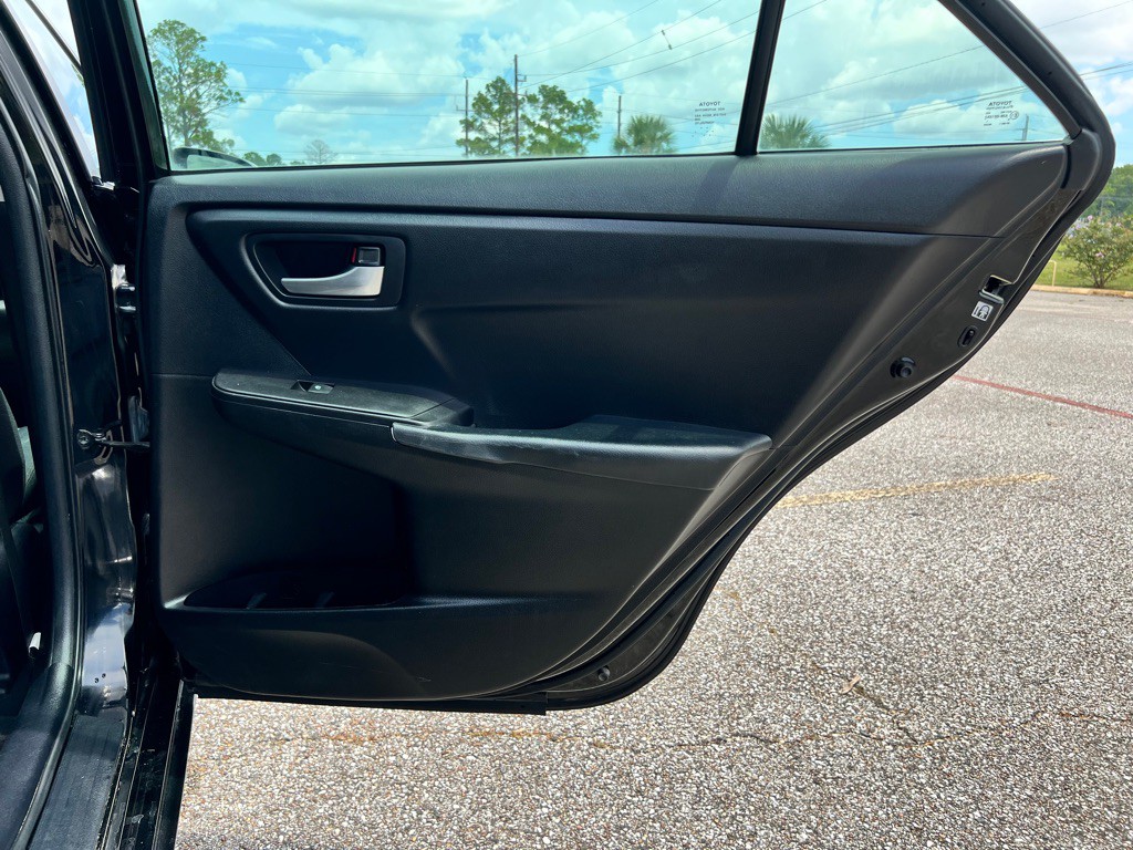 2017 Toyota Camry Image 20