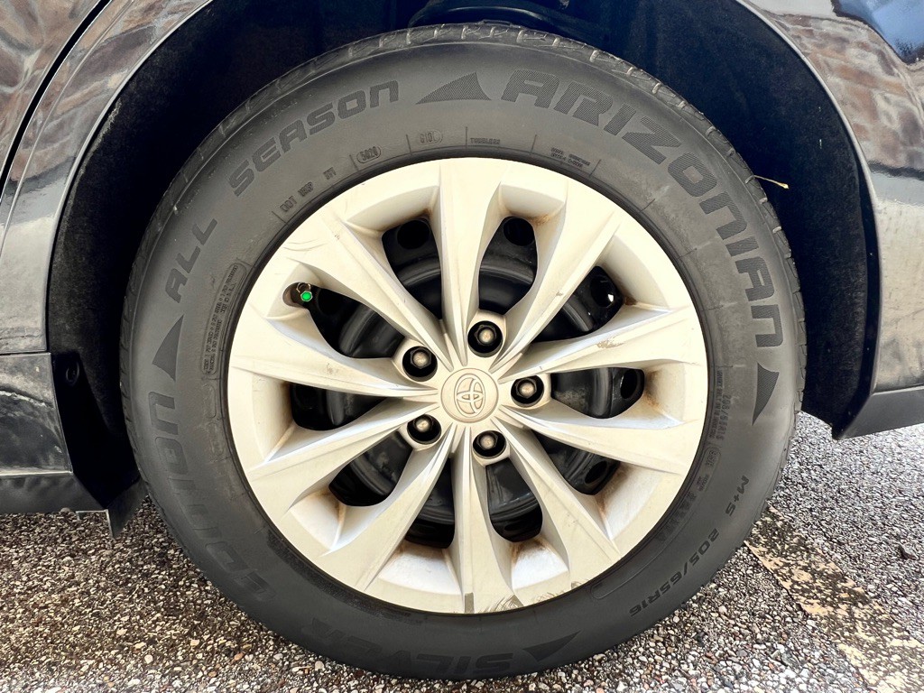 2017 Toyota Camry Image 21