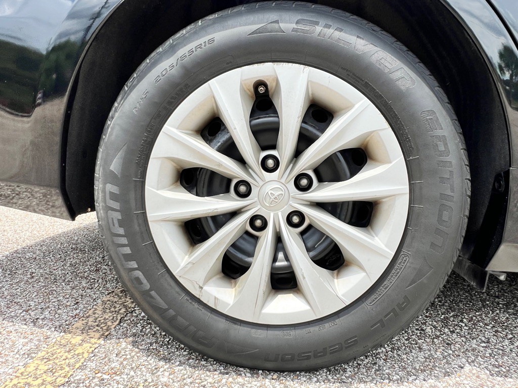 2017 Toyota Camry Image 22