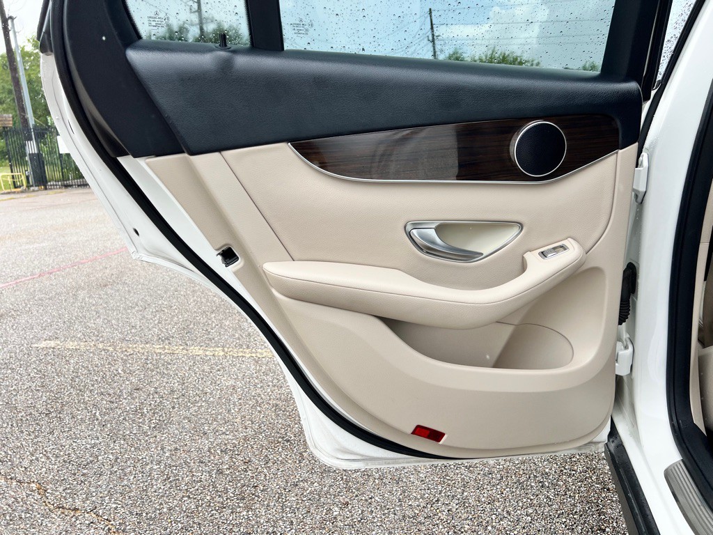 2016 Mercedes-Benz GLC-Class Image 21