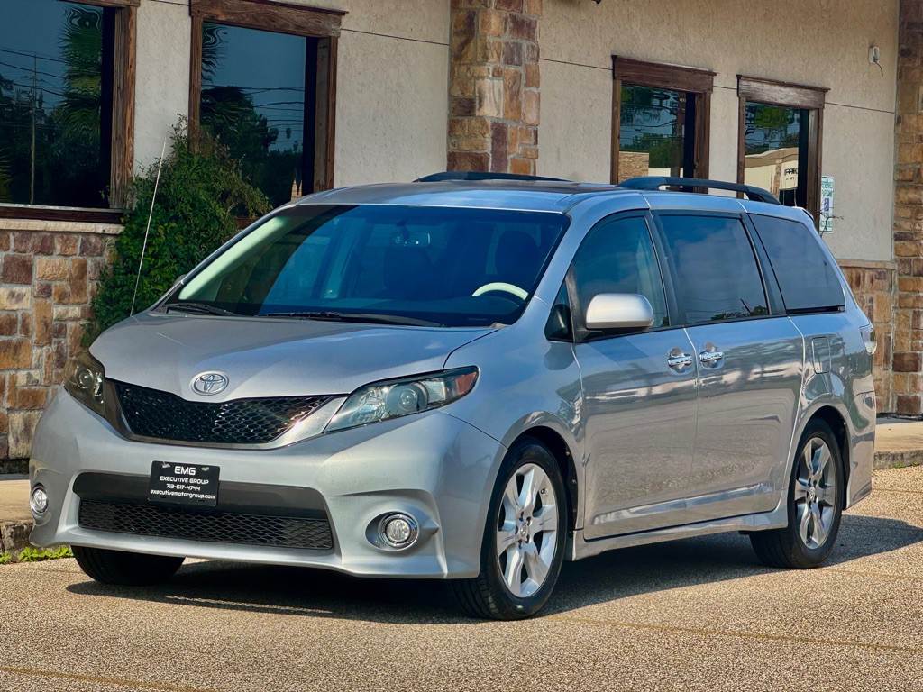 2013 Toyota Sienna Image 1