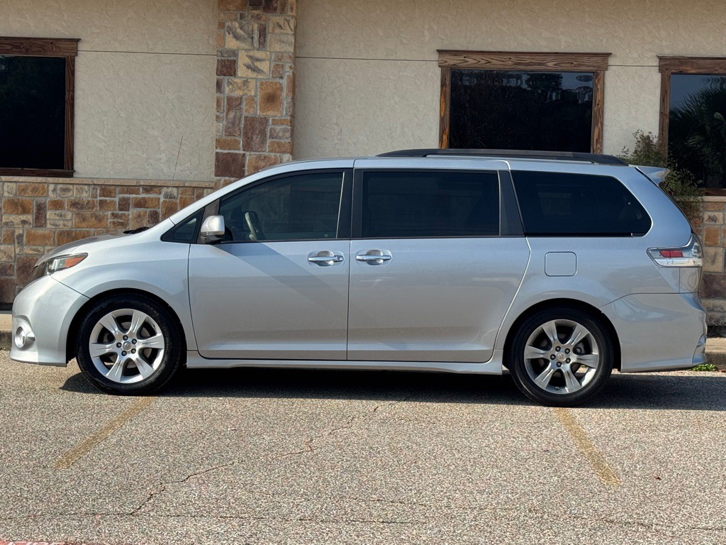 2013 Toyota Sienna Image 2