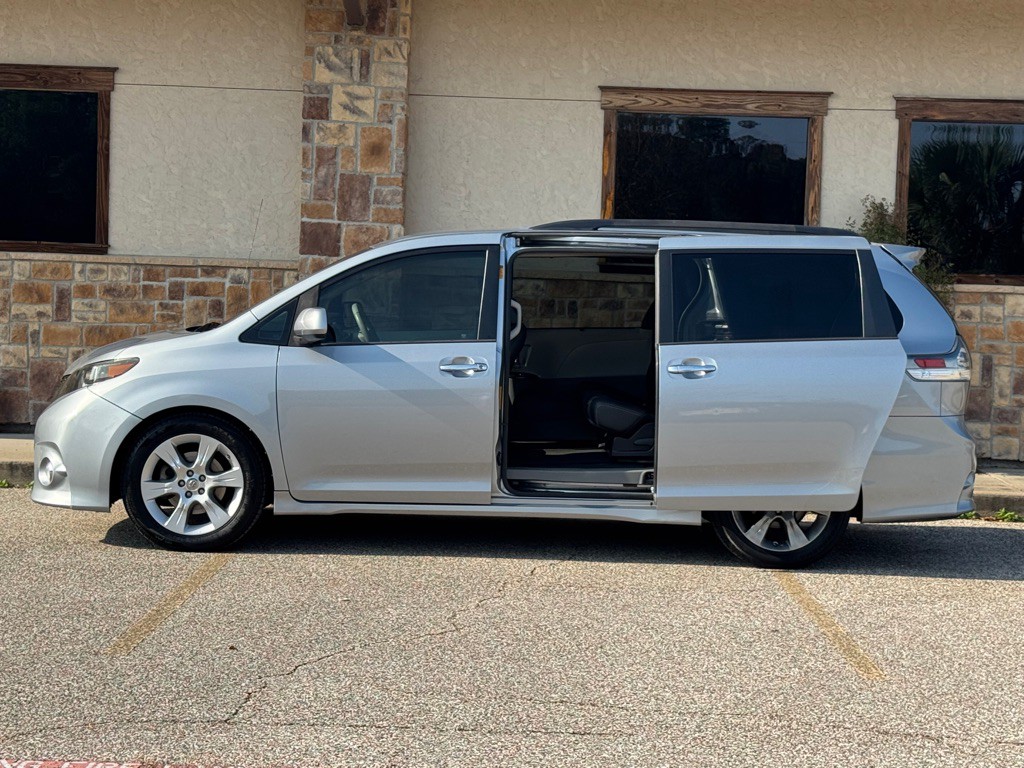 2013 Toyota Sienna Image 3