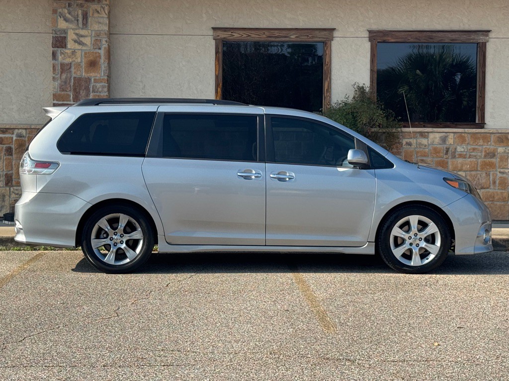 2013 Toyota Sienna Image 7