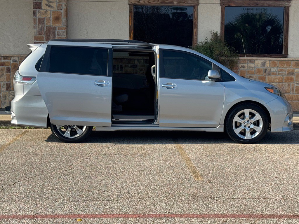 2013 Toyota Sienna Image 8