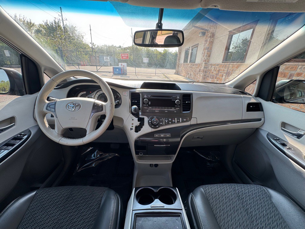 2013 Toyota Sienna Image 12