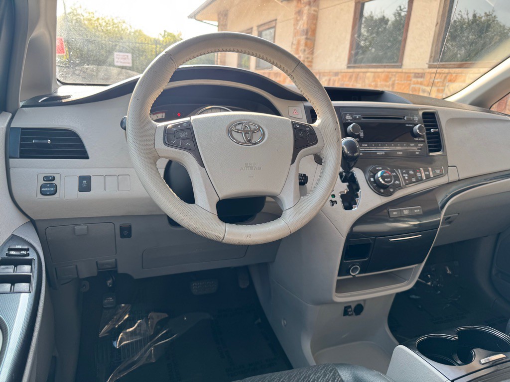 2013 Toyota Sienna Image 13