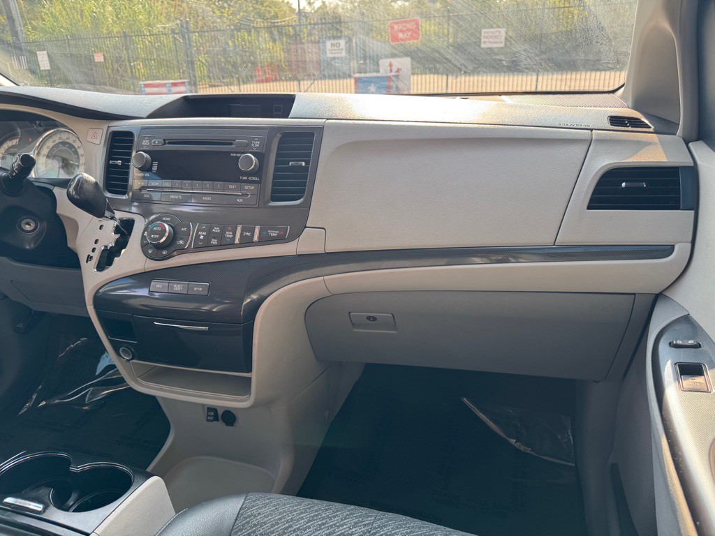 2013 Toyota Sienna Image 15