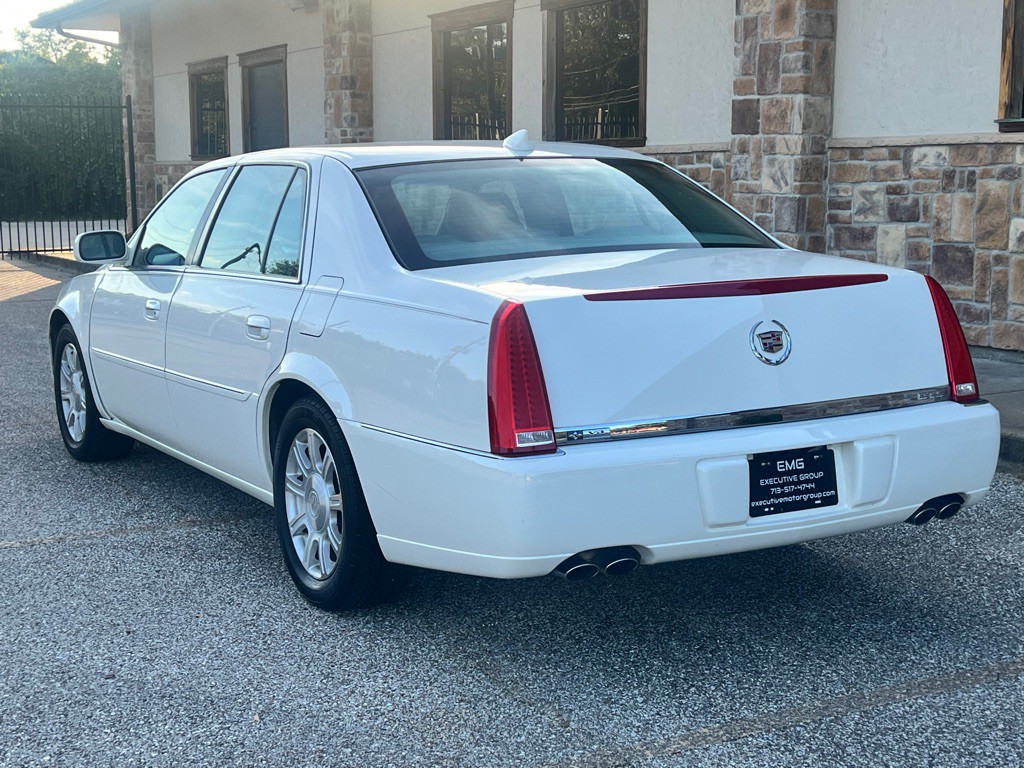 2011 Cadillac DTS Image 3