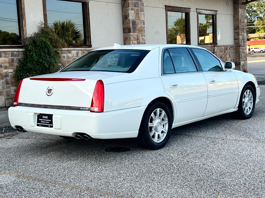 2011 Cadillac DTS Image 5