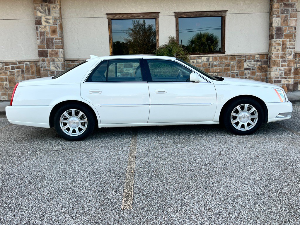 2011 Cadillac DTS Image 6