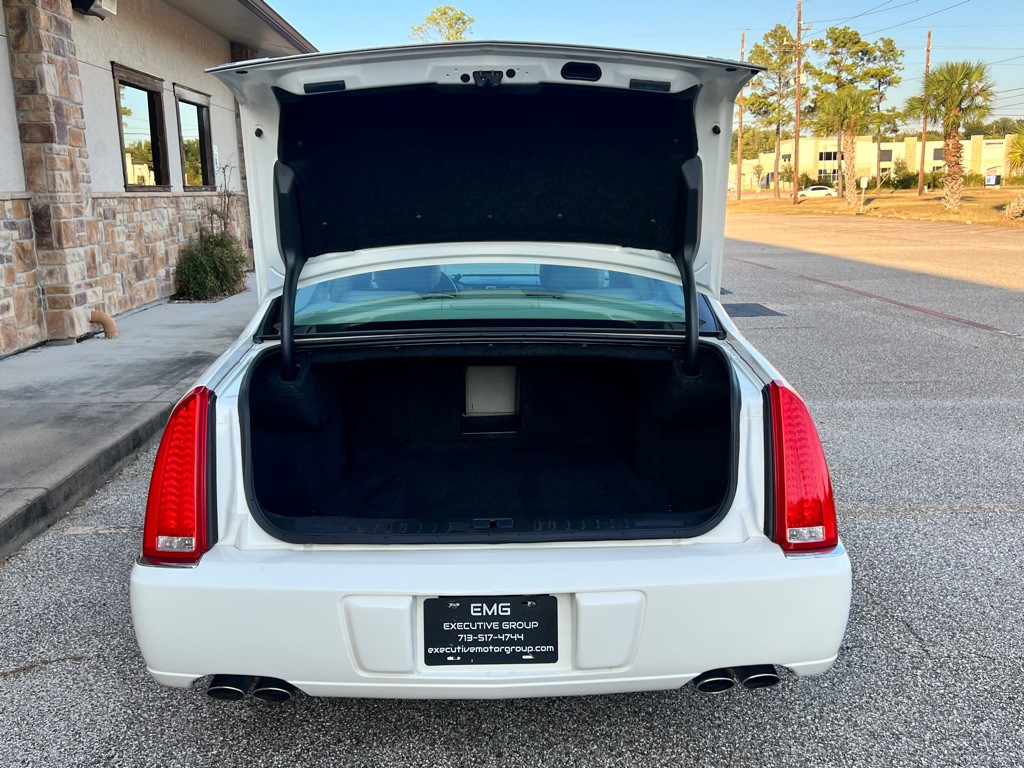 2011 Cadillac DTS Image 11