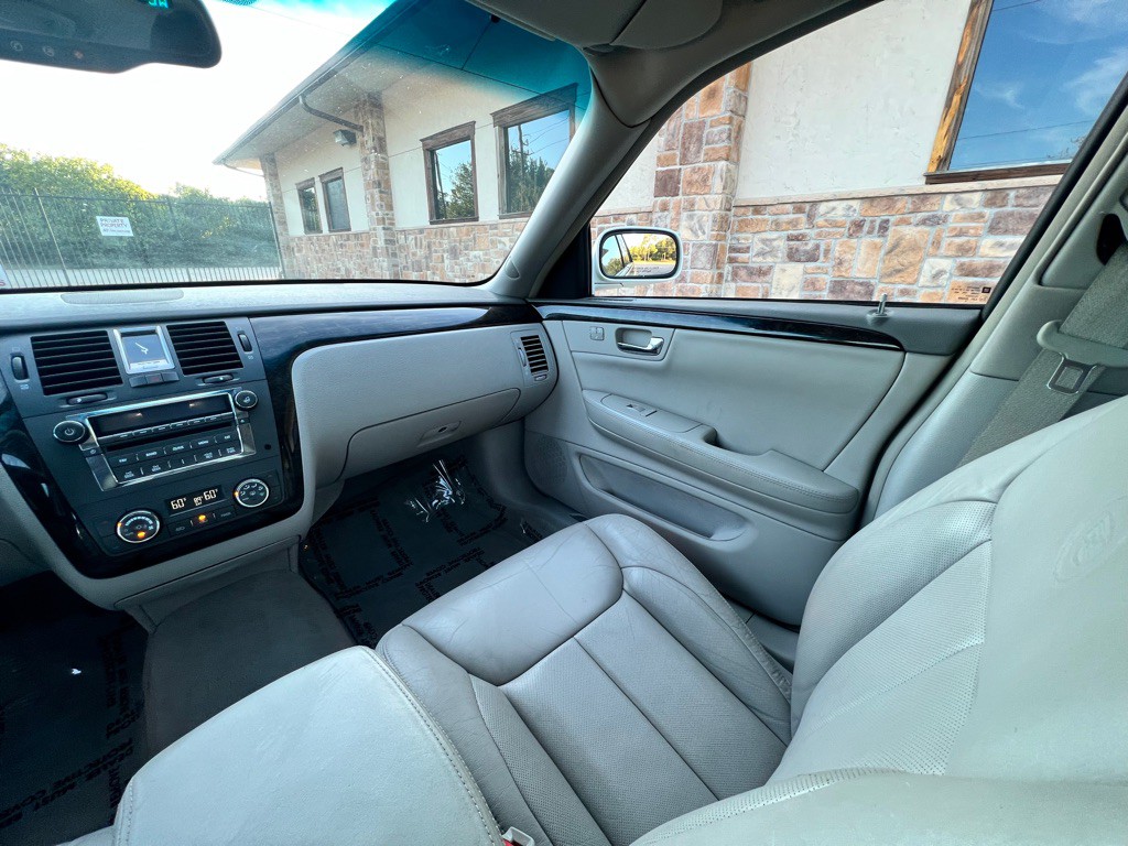 2011 Cadillac DTS Image 16