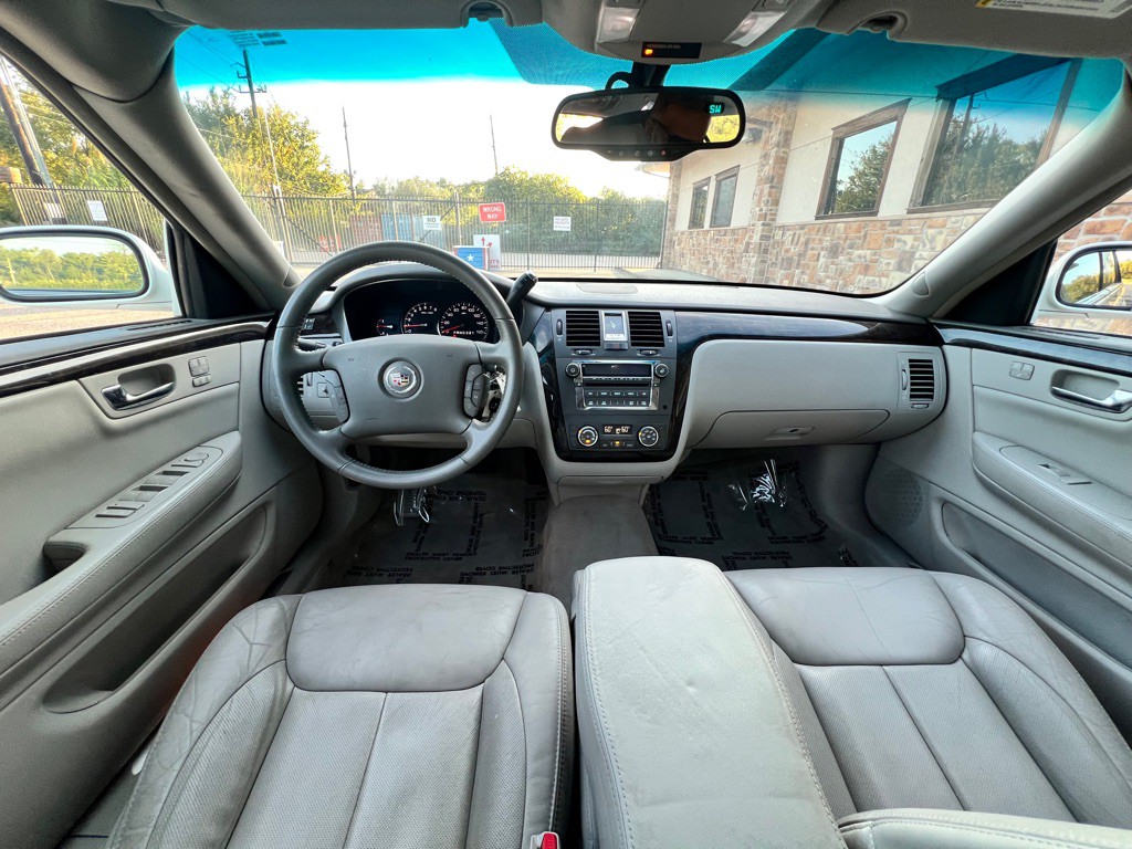 2011 Cadillac DTS Image 17