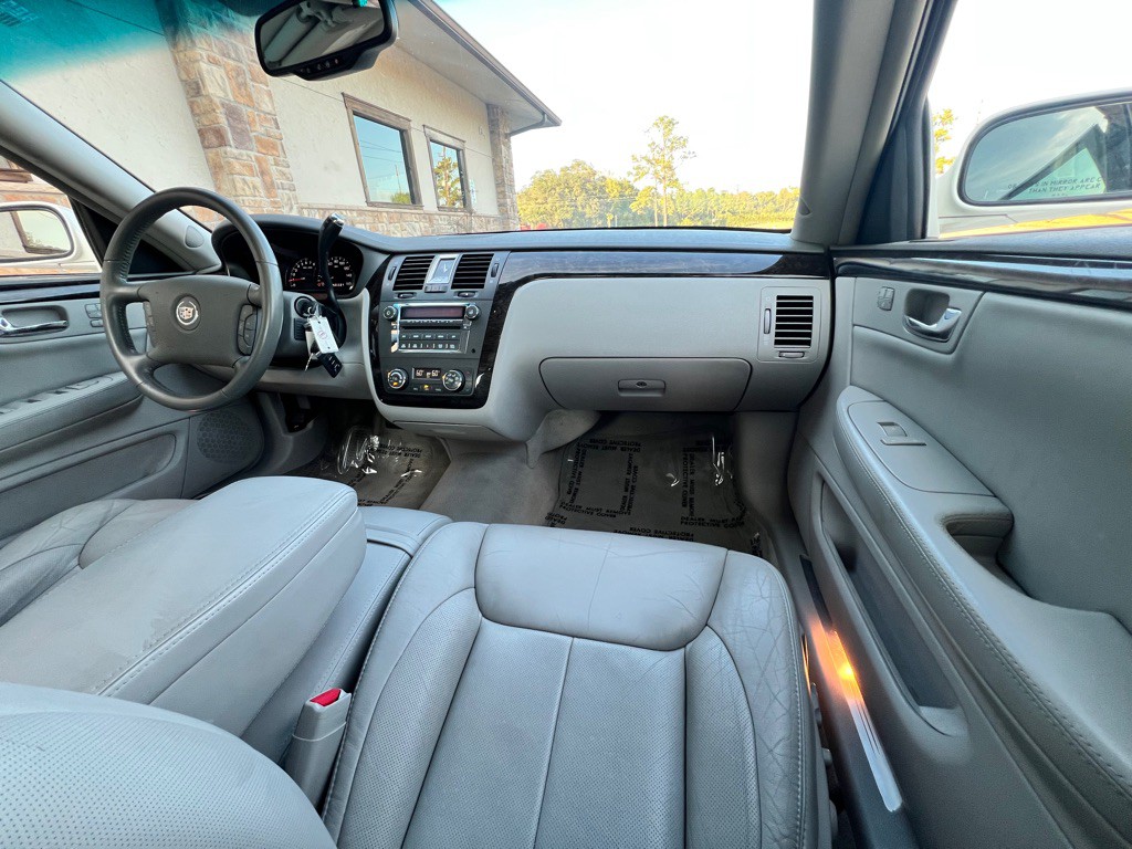 2011 Cadillac DTS Image 18