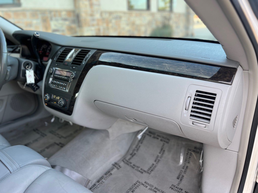 2011 Cadillac DTS Image 19