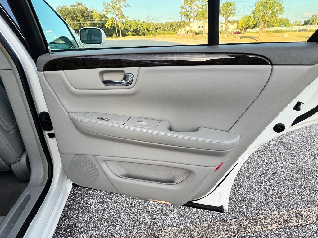 2011 Cadillac DTS Image 23