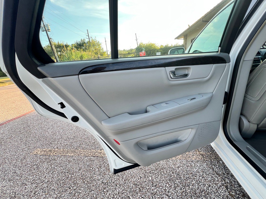 2011 Cadillac DTS Image 24