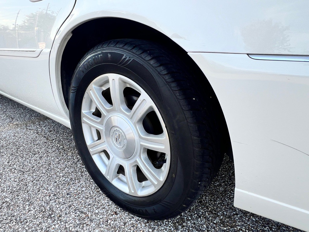 2011 Cadillac DTS Image 28