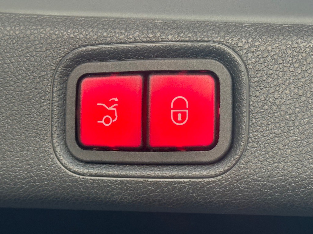 2017 Mercedes-Benz E-Class Image 40