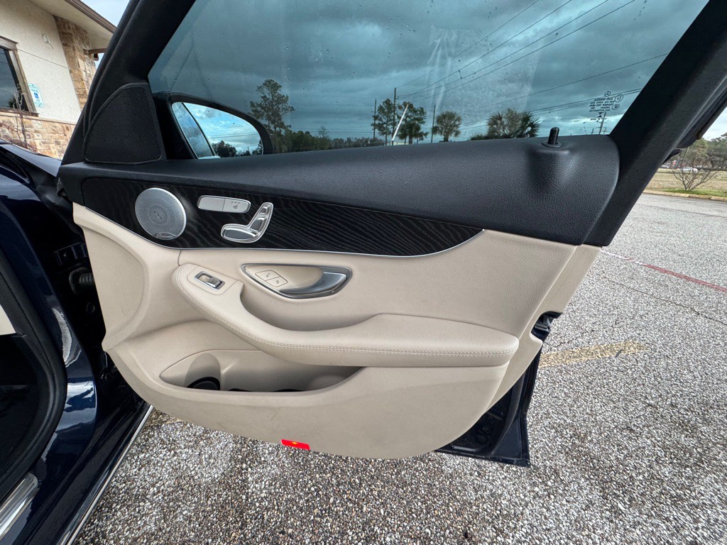 2016 Mercedes-Benz C-Class Image 25