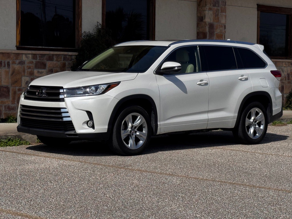 2017 Toyota Highlander Image 1