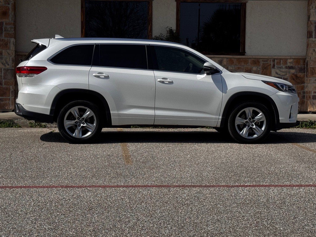 2017 Toyota Highlander Image 6