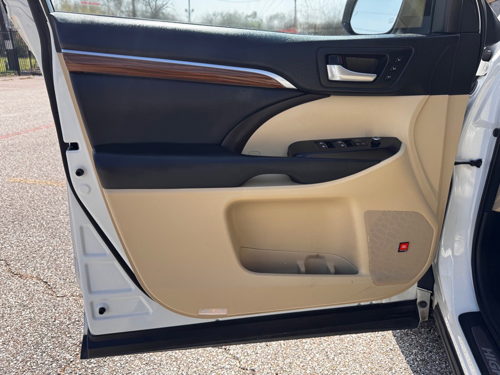 2017 Toyota Highlander Image 16