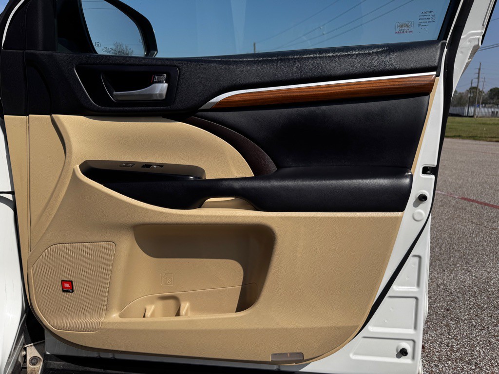 2017 Toyota Highlander Image 17