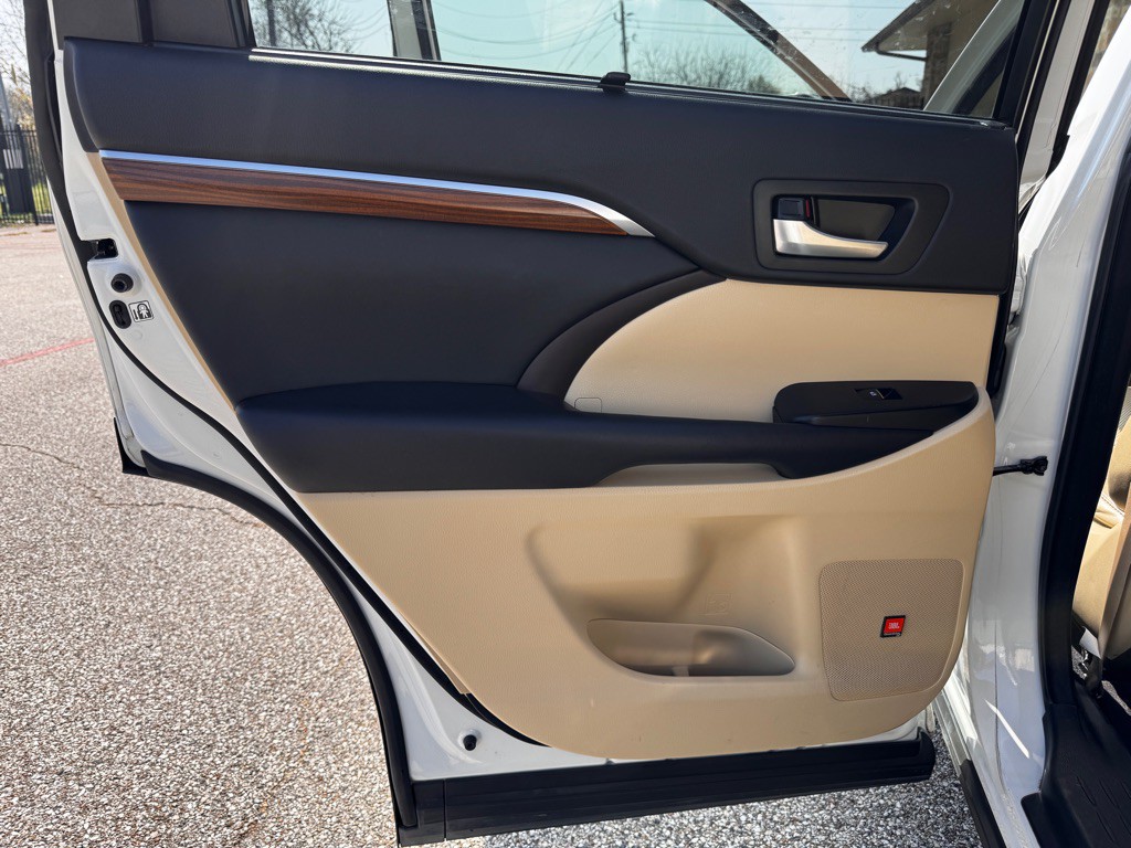 2017 Toyota Highlander Image 18