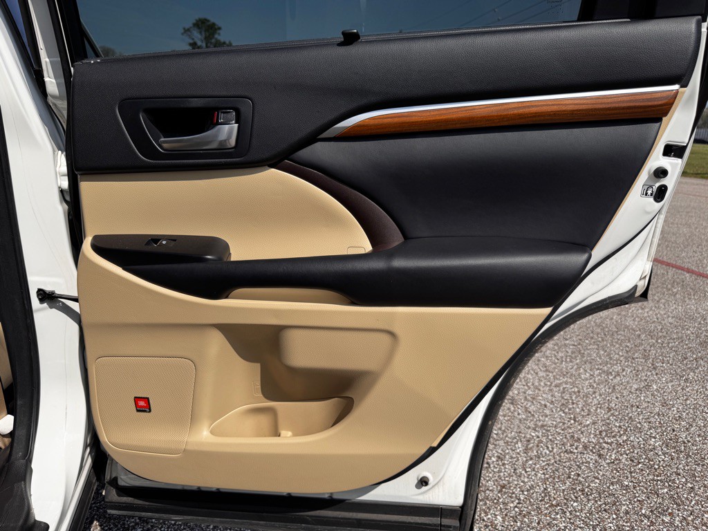 2017 Toyota Highlander Image 19