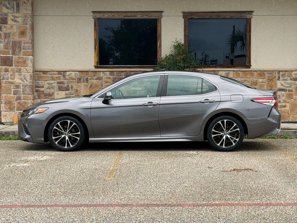 2018 Toyota Camry Image 2