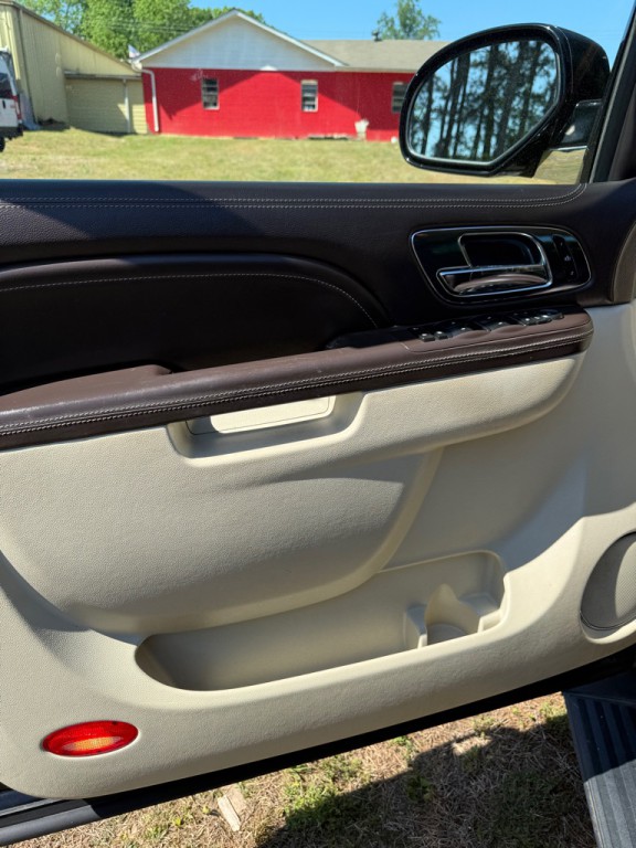 2012 Cadillac Escalade Image 11