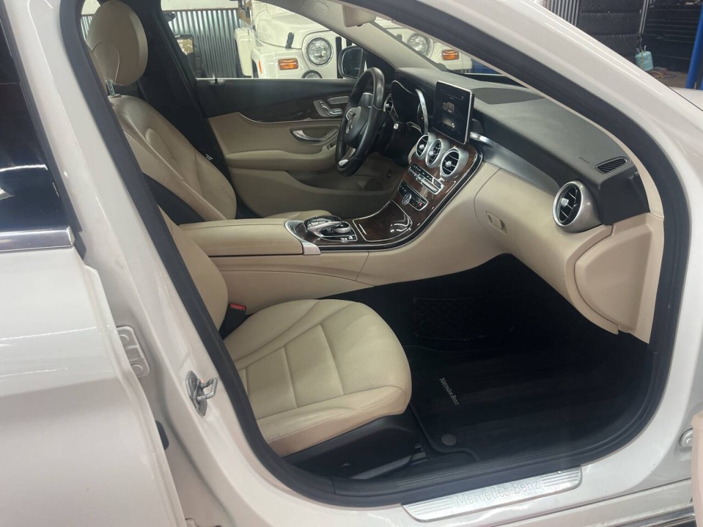 2016 Mercedes-Benz C-Class Image 9