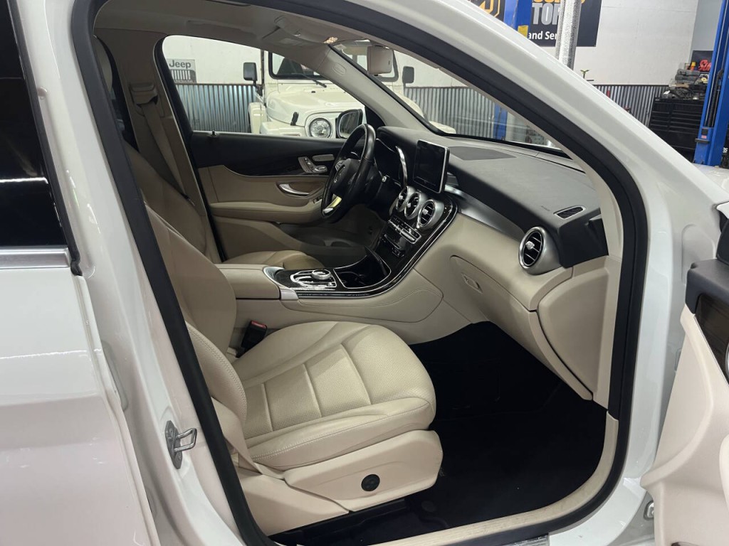 2019 Mercedes-Benz GLC-Class Image 9