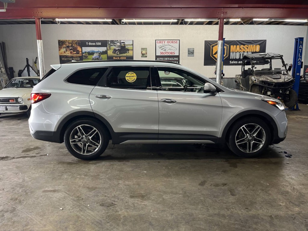 2017 Hyundai Santa Fe Image 2